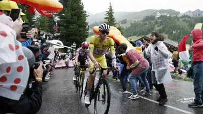Cycling - Tour de France - Stage 19 - Albertville to La Plagne - Albertville, France - July 25, 2025 UAE Team Emirates XRG's Tadej Pogacar and Team Visma | Lease a Bike's Jonas Vingegaard in action during stage 19 REUTERS/Benoit Tessier