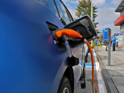 ﻿- električna polnilnica za električno vozilo - - polnilna postaja - električna mobilnost -- 12.10.2016 - Aerodrom Ljubljana - Letališče Jožeta Pučnika Brnik - avtomobilsko postajališče za souporabo električnih vozil Avant2Go - car sharing, e-prevoz na klic - //FOTO: Bojan Velikonja