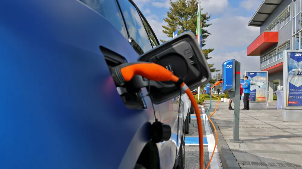 ﻿- električna polnilnica za električno vozilo - - polnilna postaja - električna mobilnost -- 12.10.2016 - Aerodrom Ljubljana - Letališče Jožeta Pučnika Brnik - avtomobilsko postajališče za souporabo električnih vozil Avant2Go - car sharing, e-prevoz na klic - //FOTO: Bojan Velikonja