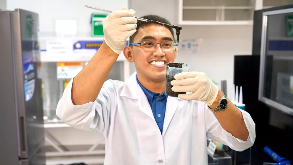 Mark Kennedy Bantugon je otro&scaron;tvo preživel med filipinskimi polji in drevesi, v skupnosti kmetov, kjer je že zgodaj razvijal zanimanje za naravne materiale in iskal nove načine uporabe stvari, ki so jih drugi zavrgli. Iz rastlinskih smol je ustvarjal lepilne zmesi, eksperimentiral z odpadki in sanjal o velikih re&scaron;itvah. Ta ustvarjalni duh ga je vodil tudi kasneje, vse do inovacije, ki bi lahko spremenila svetovno letalsko industrijo. Po diplomi iz letalskega inženirstva leta 2020 se je kot pripravnik pri družbi Lufthansa Technik Philippines srečal z okoljskimi in zdravstvenimi težavami, povezanimi s klasičnimi letalskimi tesnili. Spomnil se je na smolo drevesa pilijevec, stranski produkt parfumske industrije, in prepoznal njen potencial kot naravno in varno surovino. Tako je začel razvijati Pili Seal, letalsko tesnilo iz odpadne rastlinske smole, odporno na gorivo, toploto in pritisk. Razvoj je terjal leta trdega dela in &scaron;tevilna testiranja. Njegovi star&scaron;i so najeli posojilo za varnostne preizkuse, sam pa je pogosto delal do onemoglosti. Leta 2024 je ustanovil podjetje Pili AdheSeal Inc., ki smolo odkupuje od lokalnih kmetov in s tem ustvarja tudi novo gospodarsko priložnost na podeželju. Ostanki proizvodnje se reciklirajo v gnojilo, podjetje pa izvaja tudi program vračila embalaže. Bantugonova inovacija je prejela vrsto mednarodnih nagrad &ndash; med njimi James Dyson Award, ki je Pili Seal uvrstila med najbolj&scaron;ih 20 izumov na svetu, ter nagrado Evropskega patentnega urada za mlade izumitelje. / Foto: Epo