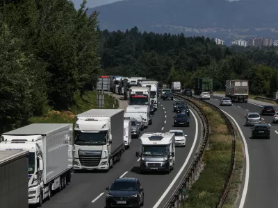 - Kolona vozil, DARS, Avto cesta, - 19.06.2025. - Zastoj na zahodni ljubljanski obvoznici med Kosezami in razcepom Kozarje zaradi začetka počitnic in praznikov v sosednjih državah.//FOTO: Bojan Velikonja