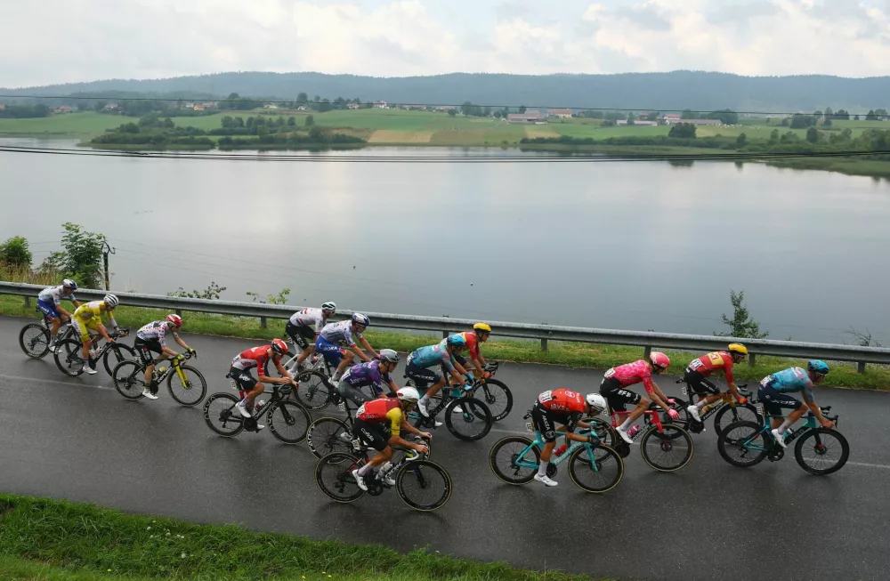 Cycling - Tour de France - Stage 20 - Nantua to Pontarlier - Nantua, France - July 26, 2025 General view of UAE Team Emirates XRG's Tadej Pogacar and Team Visma | Lease a Bike's Jonas Vingegaard in action with riders during stage 20 REUTERS/Sarah Meyssonnier