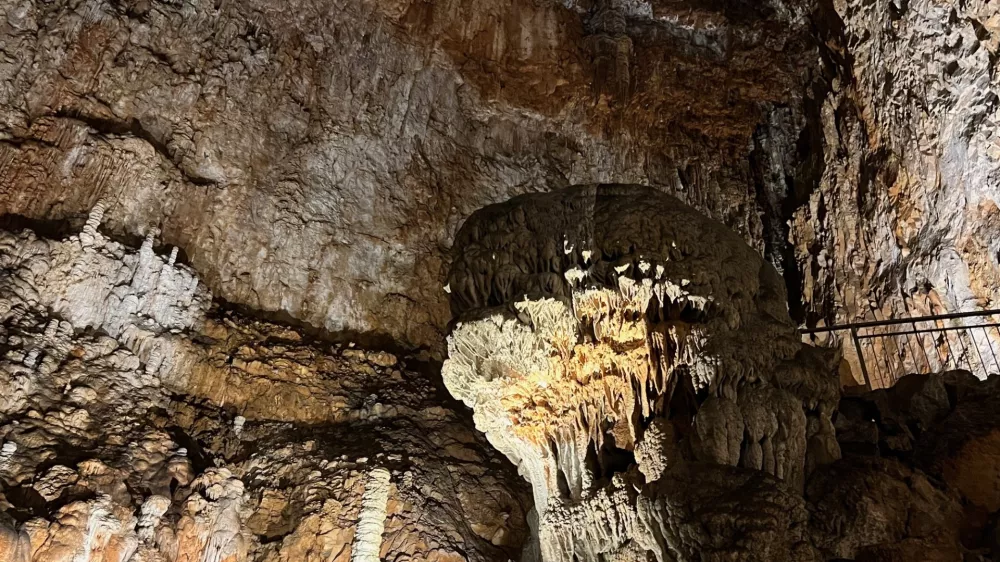 Največja atrakcija jame steber »Ruggero«, največji stalagmit jame. 