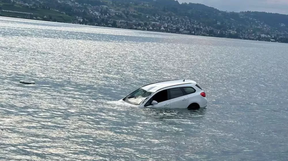 avto v jezeru, vozilo v vodi, Švica