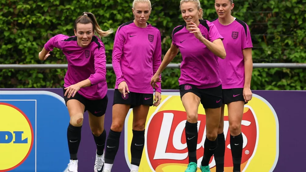 Soccer Football - UEFA Women's Euro 2025 - Final - England Training - Sportanlage Au, Zurich, Switzerland - July 26, 2025 England's Lauren Hemp and Leah Williamson with teammates during training REUTERS/Matthew Childs