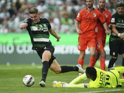FILE - Sporting's Viktor Gyokeres, left, avoids Vitoria's goalkeeper Bruno Varela to score his side's second goal during the Portuguese league soccer match between Sporting CP and Vitoria SC at the Alvalade stadium in Lisbon, May 17, 2025. (AP Photo/Ana Brigida, File)