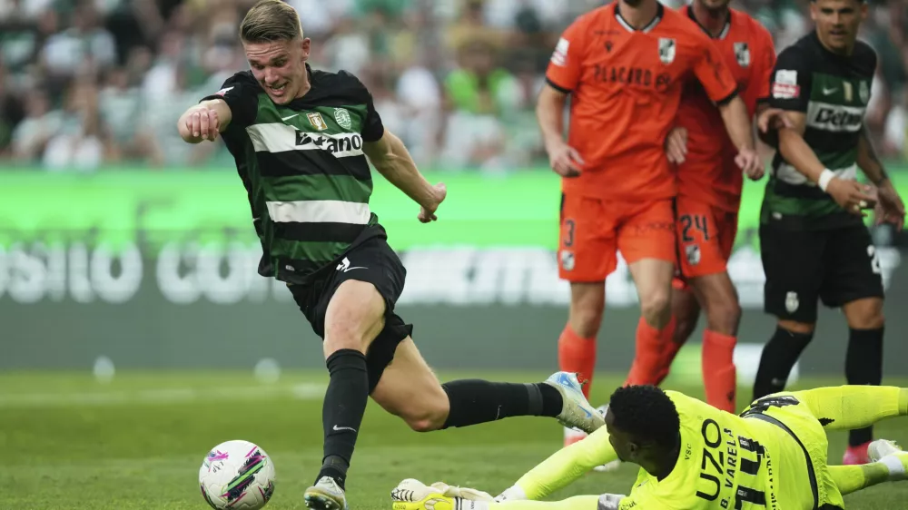 FILE - Sporting's Viktor Gyokeres, left, avoids Vitoria's goalkeeper Bruno Varela to score his side's second goal during the Portuguese league soccer match between Sporting CP and Vitoria SC at the Alvalade stadium in Lisbon, May 17, 2025. (AP Photo/Ana Brigida, File)