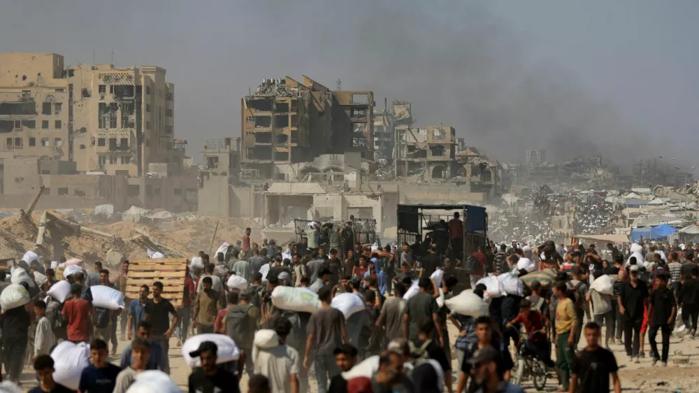 Palestinians carry aid supplies that entered Gaza through Israel, in Beit Lahia in the northern Gaza Strip, July 27, 2025. REUTERS/Dawoud Abu Alkas    TPX IMAGES OF THE DAY