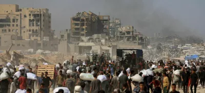 Palestinians carry aid supplies that entered Gaza through Israel, in Beit Lahia in the northern Gaza Strip, July 27, 2025. REUTERS/Dawoud Abu Alkas    TPX IMAGES OF THE DAY