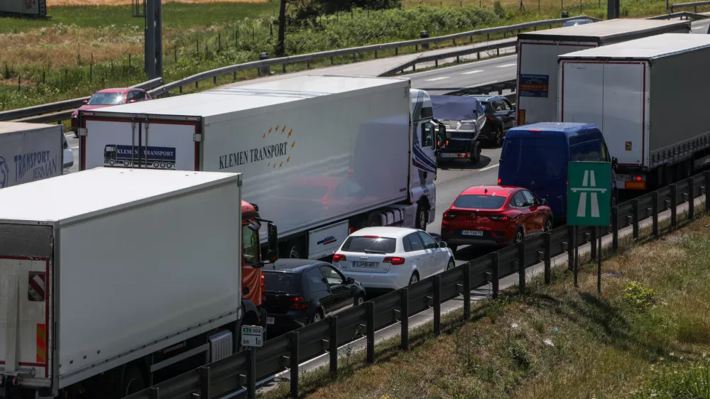 - Kolona vozil, DARS, Avto cesta, - 19.06.2025. - Zastoj na zahodni ljubljanski obvoznici med Kosezami in razcepom Kozarje zaradi začetka počitnic in praznikov v sosednjih državah.//FOTO: Bojan Velikonja