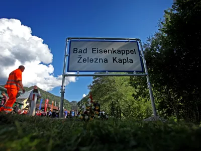 dvojezična krajevna tabla- Avstrijska Koroška 2011- Železna Kapla - postavili prve nove dvojezične krajevne napise //FOTO; Matej Povše