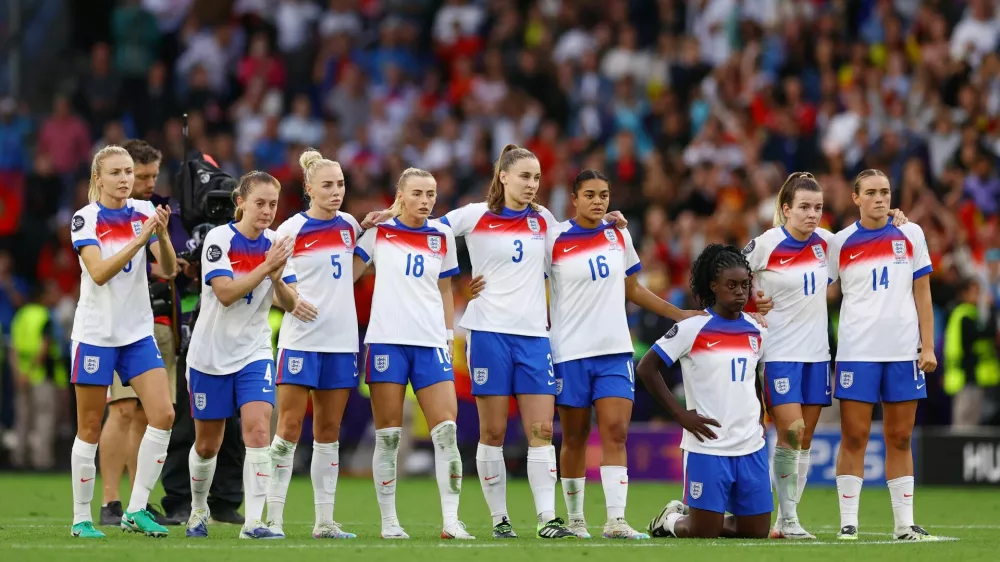 Soccer Football - UEFA Women's Euro 2025 - Final - England v Spain - St. Jakob-Park, Basel, Switzerland - July 27, 2025 England players react during the penalty shootout REUTERS/Piroschka Van De Wouw