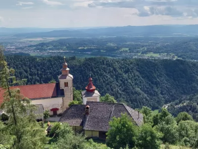 Gotska cerkev Sv. Primoža in Felicijana (12.–15./16. st.) z ohranjenimi srednjeveškimi freskami 