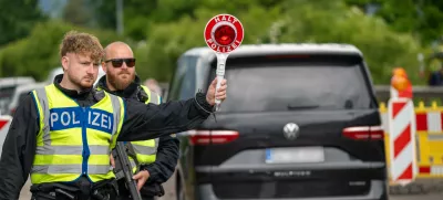 Kiefersfelden, Bavaria, Germany - May 15, 2025: Border control by the Federal Police at the Kiefersfelden checkpoint, Inntal Ost, on the A93 highway between Germany and Austria. Police officers pull a vehicle out of traffic with the police trowel with the inscription HALT POLIZEI *** Grenzkontrolle der Bundespolizei an der Kontrollstelle Kiefersfelden, Inntal Ost, an der Autobahn A93 zwischen Deutschland und ?sterreich. Polizisten ziehen ein Fahrzeug aus dem Verkehr mit der Polizeikelle mit Aufschrift HALT POLIZEINo Use Switzerland. No Use Germany. No Use Japan. No Use Austria