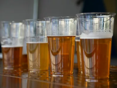 več kozarcev piva, pivo