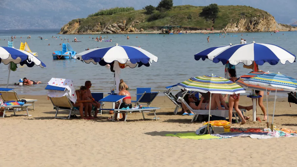 02.07.2022., Lopar - Pjescana plaza Rajska plaza u Loparu puna kupaca. Photo: Goran Kovacic/PIXSELLFoto: Pixsell