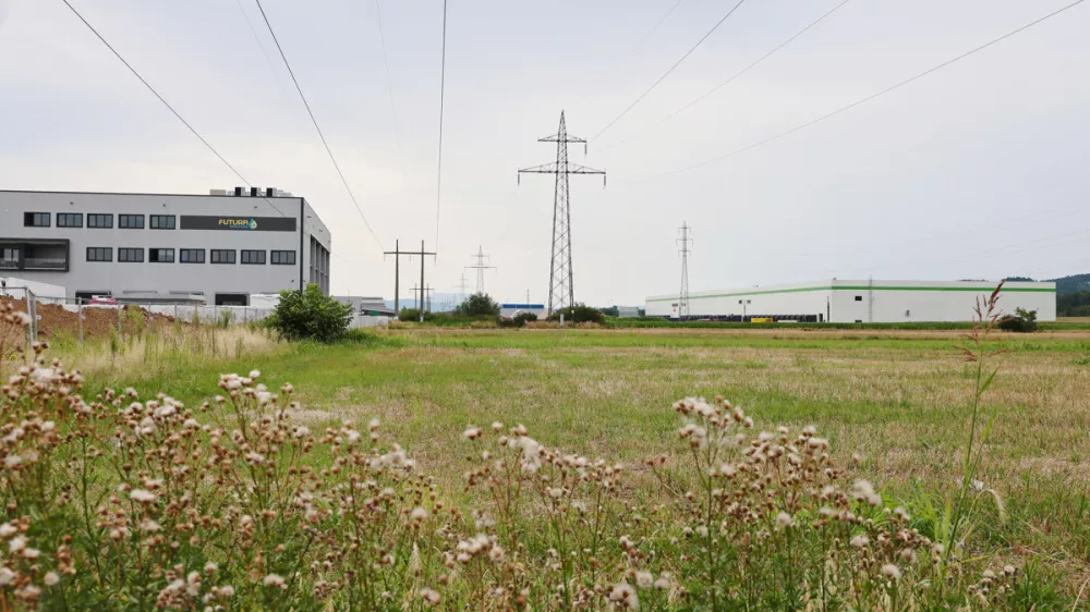 Hoče - Poslovna cona - Gospodarstvo - Gradnje - Zemljišča - Projekt ureditve varovanih parkirišč za tovornjake - Varovana parkirišča za tovorna vozila - zemljišče - lokacija - Ilustracija - Tematika - Vozila - Avtor: Andrej Petelinšek, Večer