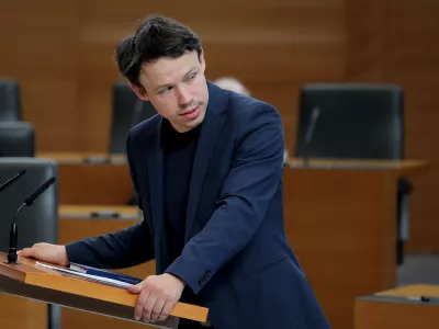 Ljubljana, DZ.Izredna seja DZ, na kateri so obravnavali zahtevo za razpis zakonodajnega referenduma o zakonu o dodatku k pokojnini za izjemne dosezke na podrocju umetnosti.Poslanec SDS Andrej Hoivik.