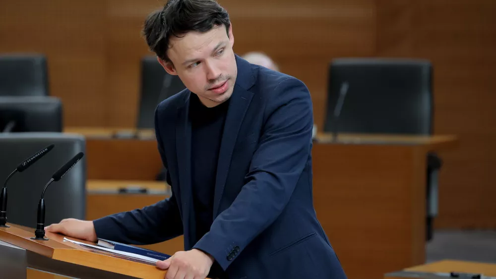 Ljubljana, DZ.Izredna seja DZ, na kateri so obravnavali zahtevo za razpis zakonodajnega referenduma o zakonu o dodatku k pokojnini za izjemne dosezke na podrocju umetnosti.Poslanec SDS Andrej Hoivik.