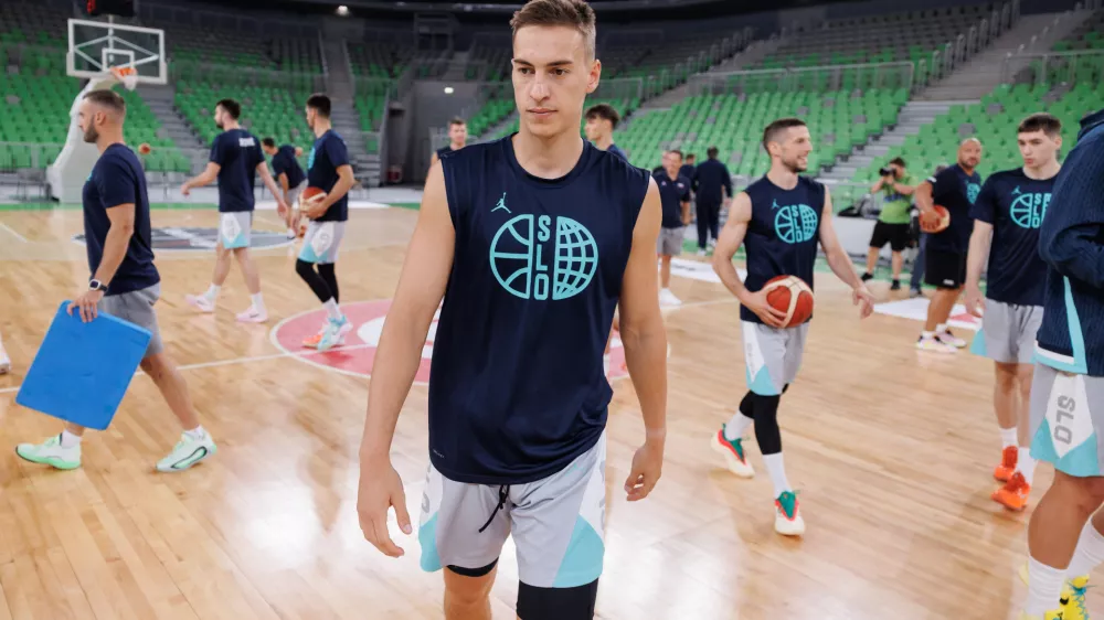 Ljubljana, Stozice.Medijski termin moske clanske kosarkarske reprezentance.Slovenski kosarkar Miha Cerkvenik.