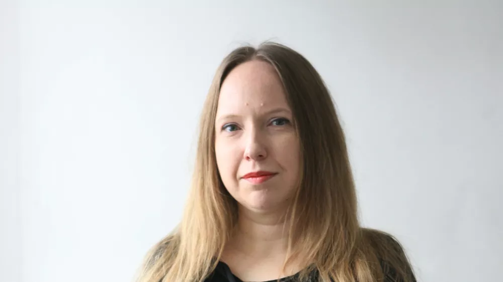 ﻿Nina Knavs, komentatorka - notranja- Dnevnik 2016 - portreti za komentarje in kolumne - komentatorji - novinarji - novinarka - //FOTO: Tomaž Skale