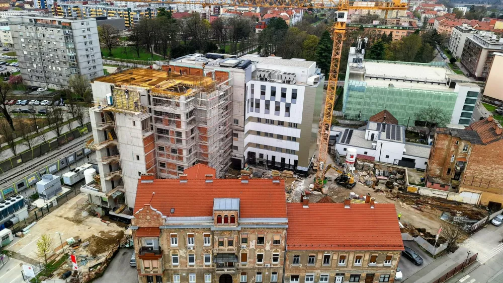 Masarkyova 24-26, v ozadju novogradnja, oddelek za onkologijo UKC Maribor