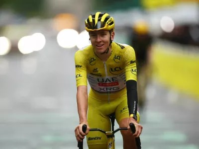 Cycling - Tour de France - Stage 21 - Mantes-la-Ville to Paris - Paris, France - July 27, 2025 UAE Team Emirates XRG's Tadej Pogacar celebrates after crossing the finish line while wearing the yellow jersey after stage 21 to win the Tour de France REUTERS/Sarah Meyssonnier