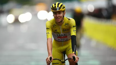 Cycling - Tour de France - Stage 21 - Mantes-la-Ville to Paris - Paris, France - July 27, 2025 UAE Team Emirates XRG's Tadej Pogacar celebrates after crossing the finish line while wearing the yellow jersey after stage 21 to win the Tour de France REUTERS/Sarah Meyssonnier