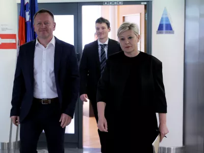 Ljubljana, KPK.Skupna novinarska konferenca Komisije za preprecevanje korupcije in Uprave RS za javna placila glede objav transakcij v novi aplikaciji Erar.Predsednik KPK Robert Sumi, njegov namestnik David Lapornik in generalna direktorica Uprave RS za javna placila Urska Kos.