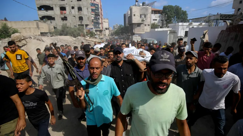  SENSITIVE MATERIAL. THIS IMAGE MAY OFFEND OR DISTURB  Mourners carry bodies of Palestinians, who were killed by Israeli fire while trying to receive aid on Tuesday, according to medics, during their funeral, in Gaza City, July 30, 2025. REUTERS/Mahmoud Issa