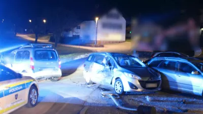 Prehiter voznik je bežal pred policijo, ustavil se je šele po trku v prometni znak in dva parkirana avtomobila. 