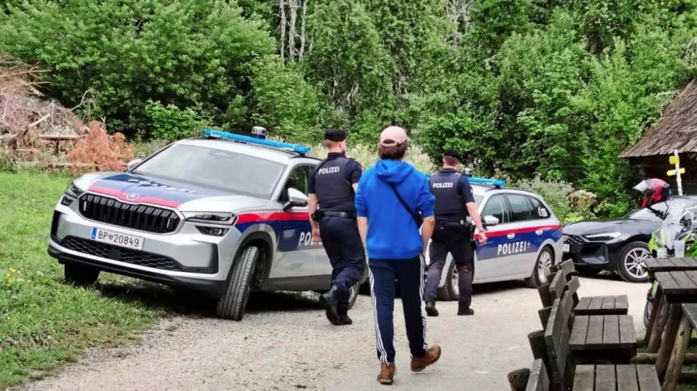 Racija avstrijske policije na Peršmanovi domačiji na Avstrijskem Koroškem, kjer je potekal antifašistični shod slovenskih študentov.Foto: organizatorji shoda / zajem zaslona
