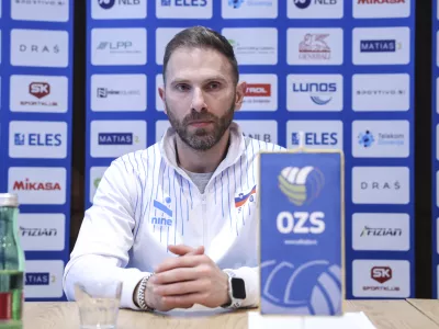 selektor Alessandro Orefice- 07.05. 2025 - novinarska konferenca odbojkarskih reprezentanc//FOTO: Jaka Gasar