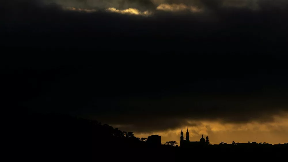 Clouds cover St. Ignatius Church during sunset in San Francisco, California, U.S., July 29, 2025. REUTERS/Carlos Barria   TPX IMAGES OF THE DAY / Foto: Carlos Barria
