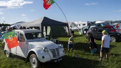 IZBOR NIKsrečaotrociigra igranje29.07.2025 25. svetovno srečanje prijateljev avtomobila 2CV - spačka, ki ga organizira Citroën klub Slovenije - spački - srečanje spačkov, letališče PostojnaFOTO: Nik Erik Neubauer / Foto: Nik Erik Neubauer
