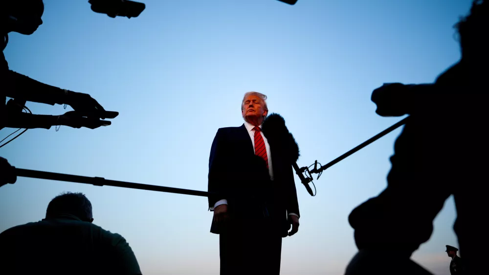 President Donald Trump speaks with reporters before boarding Air Force One at Lehigh Valley International Airport, Sunday, Aug. 3, 2025, in Allentown, Pa. (AP Photo/Julia Demaree Nikhinson) / Foto: Julia Demaree Nikhinson