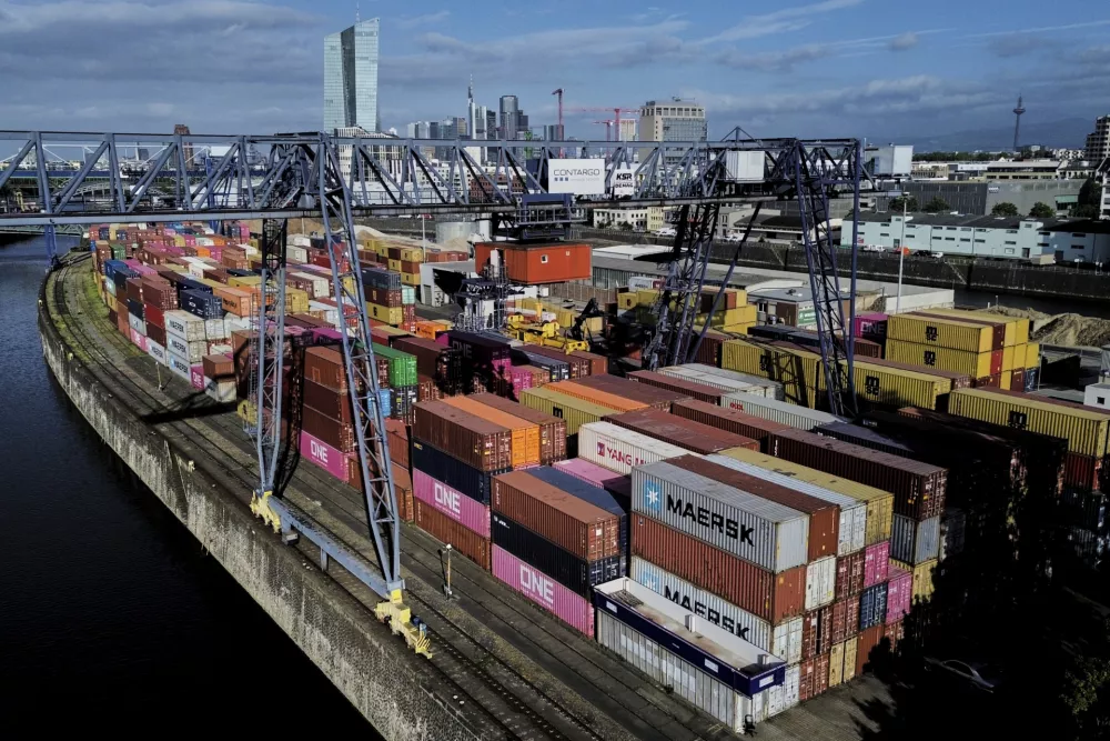 Containers are pictured at a cargo terminal in Frankfurt, Germany, Thursday, May 22, 2025. (AP Photo/Michael Probst) / Foto: Michael Probst