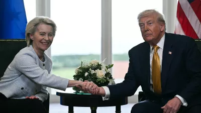 Dogovor, ki sta ga z rokovanjem na Škotskem simbolno zapečatila Ursula von der Leyen in Donald Trump, v resnici še ni dokončen. / Foto: Profimedia
