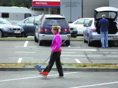 - avtocestno počivališče Lom - bencinska črpalka Petrol - romunski delavci za delo plačani 1 euro na uro//FOTO: Luka Cjuha------Petkolonsko