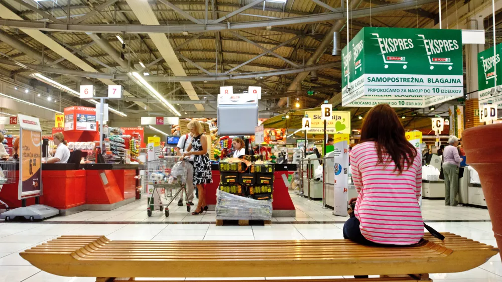 ﻿Interspar - samopostrežna blagajna - klop - počitek- BTC City Park - nakupovalno središče v Ljubljani 2013 - potrošništvo - potrošniki,potrošniki,nakupovanje//FOTO: Tomaž Zajelšnik