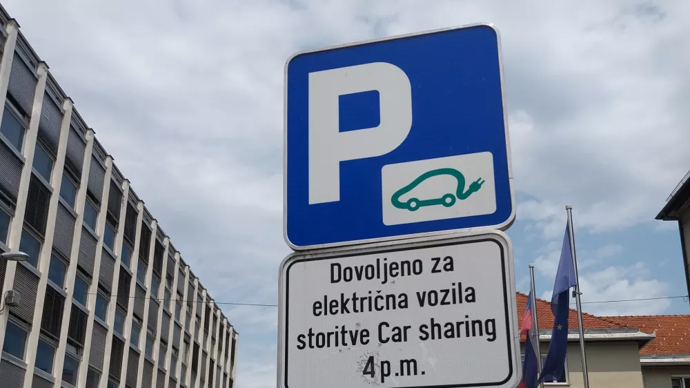 Znak - souporaba električnih vozil - car share - casharing