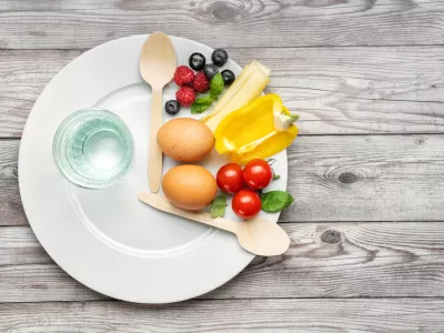 Interval fasting diet. Intermittent fasting concept represented with a plate and products on gray background. Healthy lifestyle. Fat loss concept. Top view / Foto: Yummy Pic