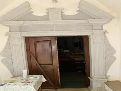 Moški je izbiral manjše cerkve, vlamljal pa skozi stranska vrata. 