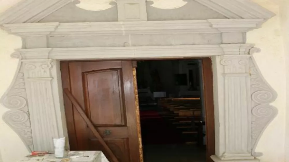 Moški je izbiral manjše cerkve, vlamljal pa skozi stranska vrata. 