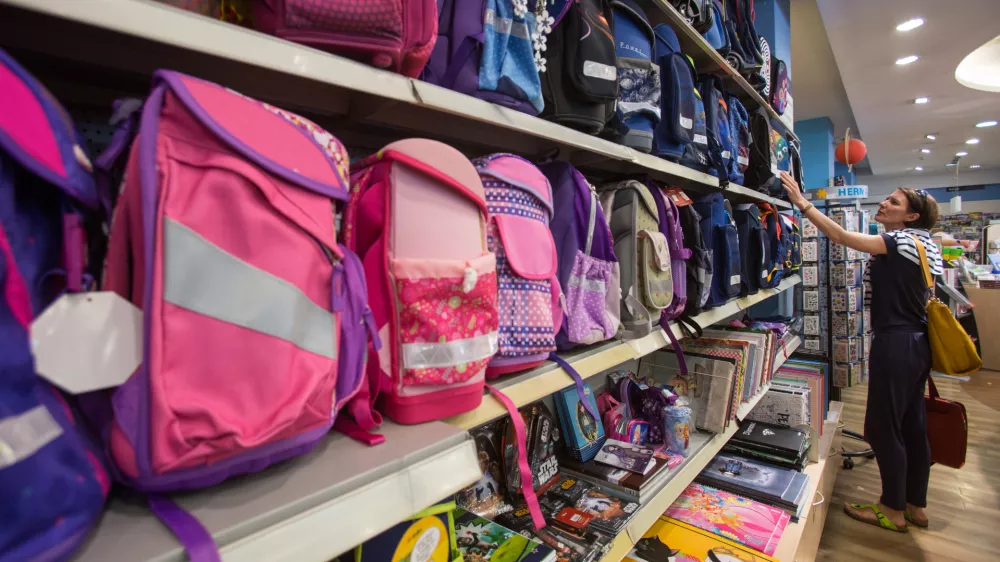 ﻿-04.06.2016 - Učbeniki v knjigarni Mladinska knjiga - Konzorcij - učbenik - šola - šolske potrebščine - torba - ..//FOTO: Maja Marko