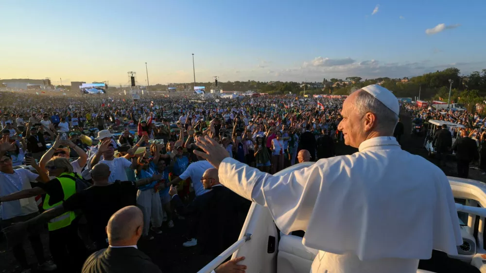Pope Leo XIV waves to faithful from the popemobile as he attends a vigil for the Jubilee of Youth in Tor Vergata, in Rome, Italy August 2, 2025. Vatican Media/­Handout via REUTERS  ATTENTION EDITORS - THIS IMAGE WAS PROVIDED BY A THIRD PARTY.