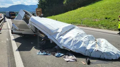 Štajerska avtocesta, nesreča pri Tepanju, kjer je pri trku v tovorno vozilo umrlo pet tujih državljanov.Prometna nesreča, reševanje, avtocesta, trk vozil, zastojFoto: Bralec