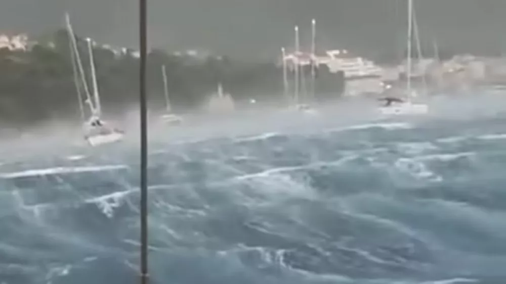 Hudo neurje zajelo hrva&scaron;ko obalo.