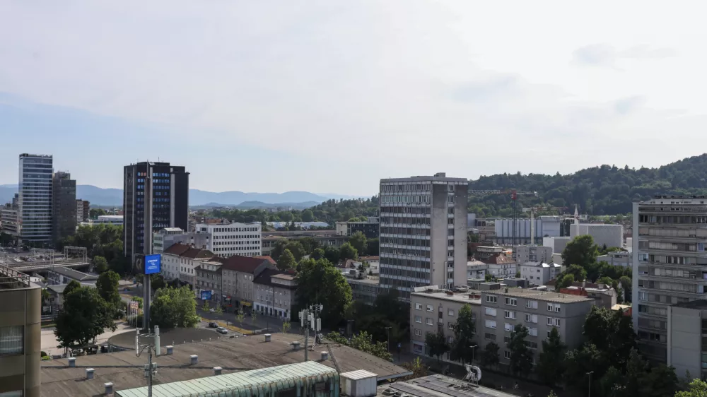 _ Bežigrad,- 17.06.2025. Vodeni ogled bivše blagovne hiše Slovenijales ob 100. oletnici arhitekta Milana Miheliča v organizaciji Odprtih hiš Slovenije.//FOTO: Bojan Velikonja