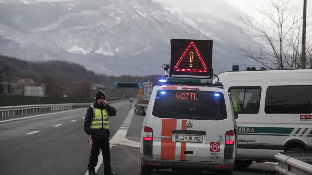 ﻿- Vipavska hitra cesta - delavci DARS - cestninski nadzor - izločanje - 05.02.2015 - Mednarodni mejni prehod Vrtojba - zaradi predvidenega obilnega sneženja in burje prepoved vožnje za priklopnike in polpriklopnike pri vstopu v Slovenijo - ///FOTO: Luka Cjuha
